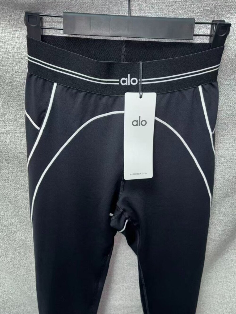 🔥Alo Yoga High-Waisted Heart-Shaped Leggings in Black and White Color Block🤍 - Picture 6 of 9